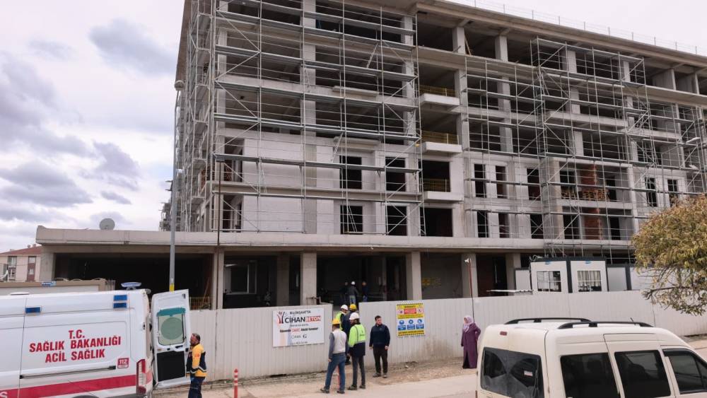&Ccedil;alıştığı inşaatın 2'nci katından d&uuml;şen iş&ccedil;i yaralandı