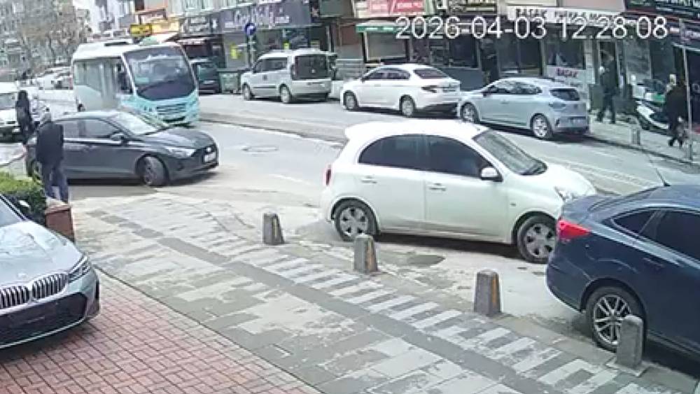 Maltepe'de yolcu minib&uuml;s&uuml;yle otomobil &ccedil;arpıştı: 3 yaralı