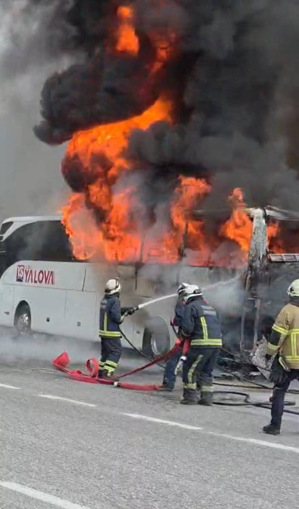 Yalova'da yolcu otob&uuml;s&uuml; alev alev yandı