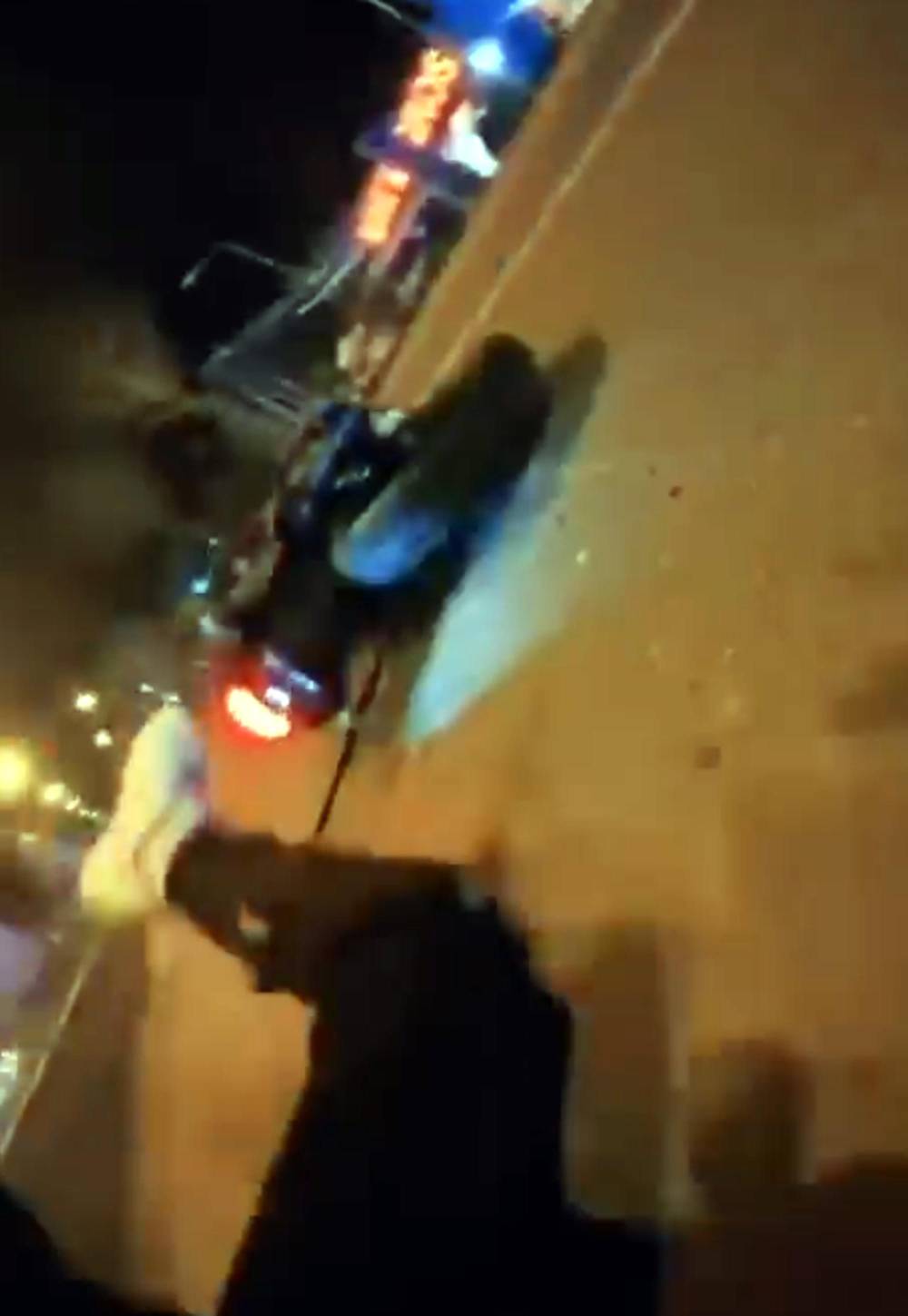 Otomobil ile &ccedil;arpışan motosikletin s&uuml;r&uuml;c&uuml;s&uuml; yaralandı; kaza kamerada