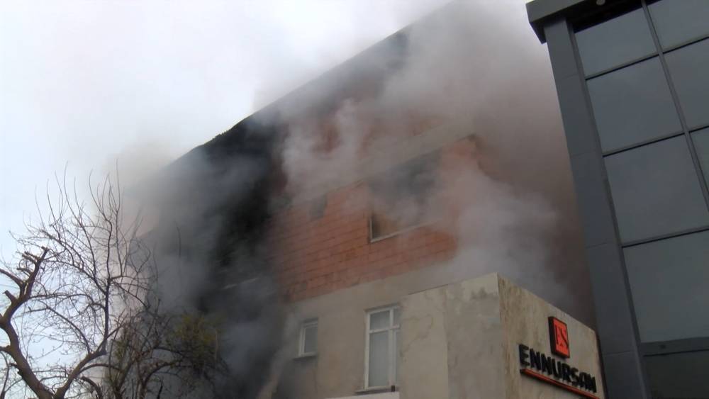 İstanbul- Ataşehir'de hurdalıkta &ccedil;ıkan yangın s&ouml;nd&uuml;r&uuml;ld&uuml;