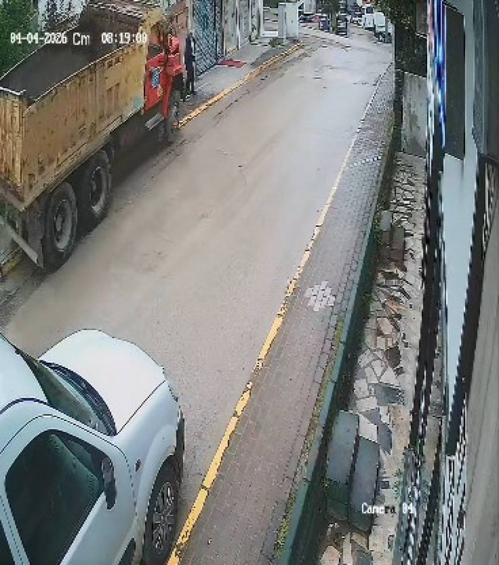 &Ccedil;alışır halde bırakılan hafriyat kamyonu hareket edip kaldırımdaki yayaya &ccedil;arptı; kaza kamerada