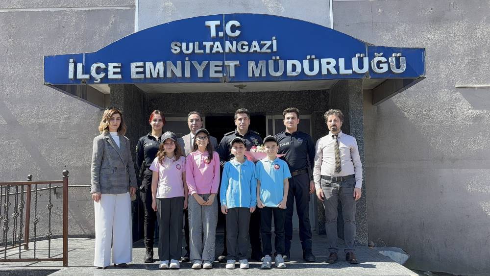 &Ouml;ğrencilerden Sultangazi İl&ccedil;e Emniyet M&uuml;d&uuml;rl&uuml;ğ&uuml;'ne ziyaret 