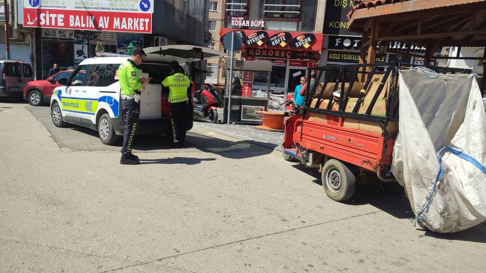 Plakasız motosiklet ve triport&ouml;r&uuml;n s&uuml;r&uuml;c&uuml;lerine 126 bin lira ceza 