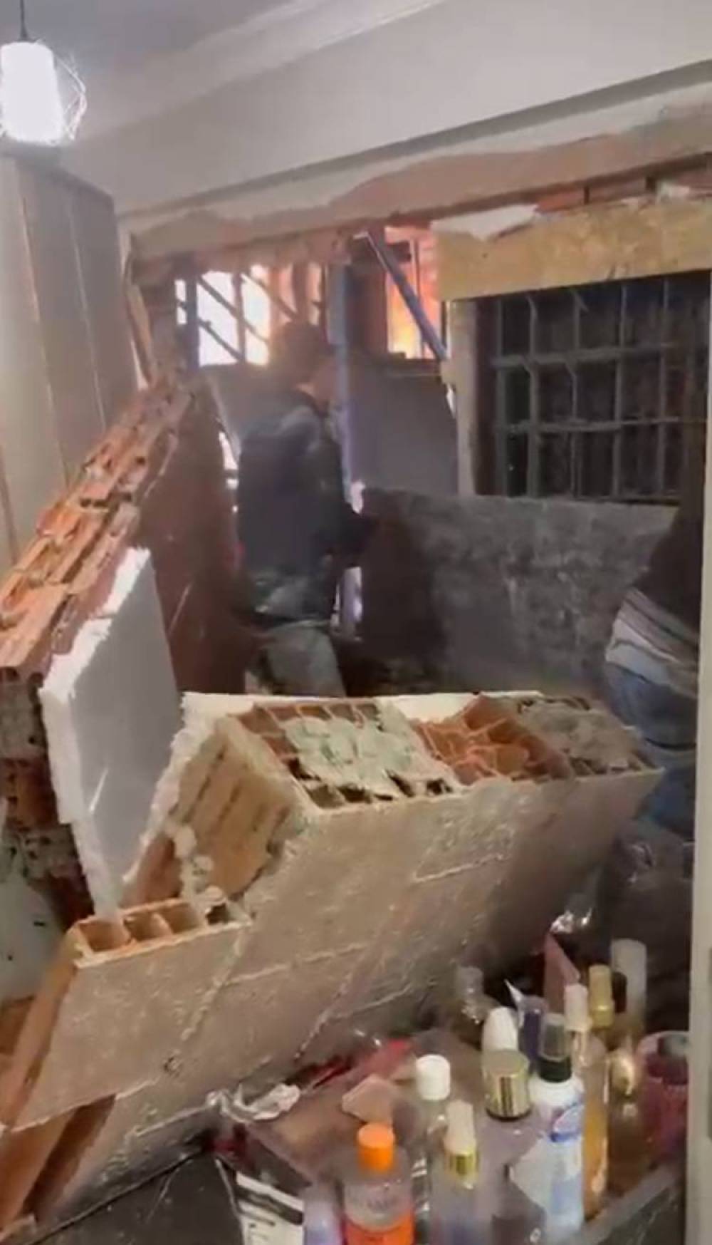 Zeytinburnu'nda inşaatta yapılan beton d&ouml;kme işlemi sırasında yandaki binanın duvarı &ccedil;&ouml;kt&uuml; 