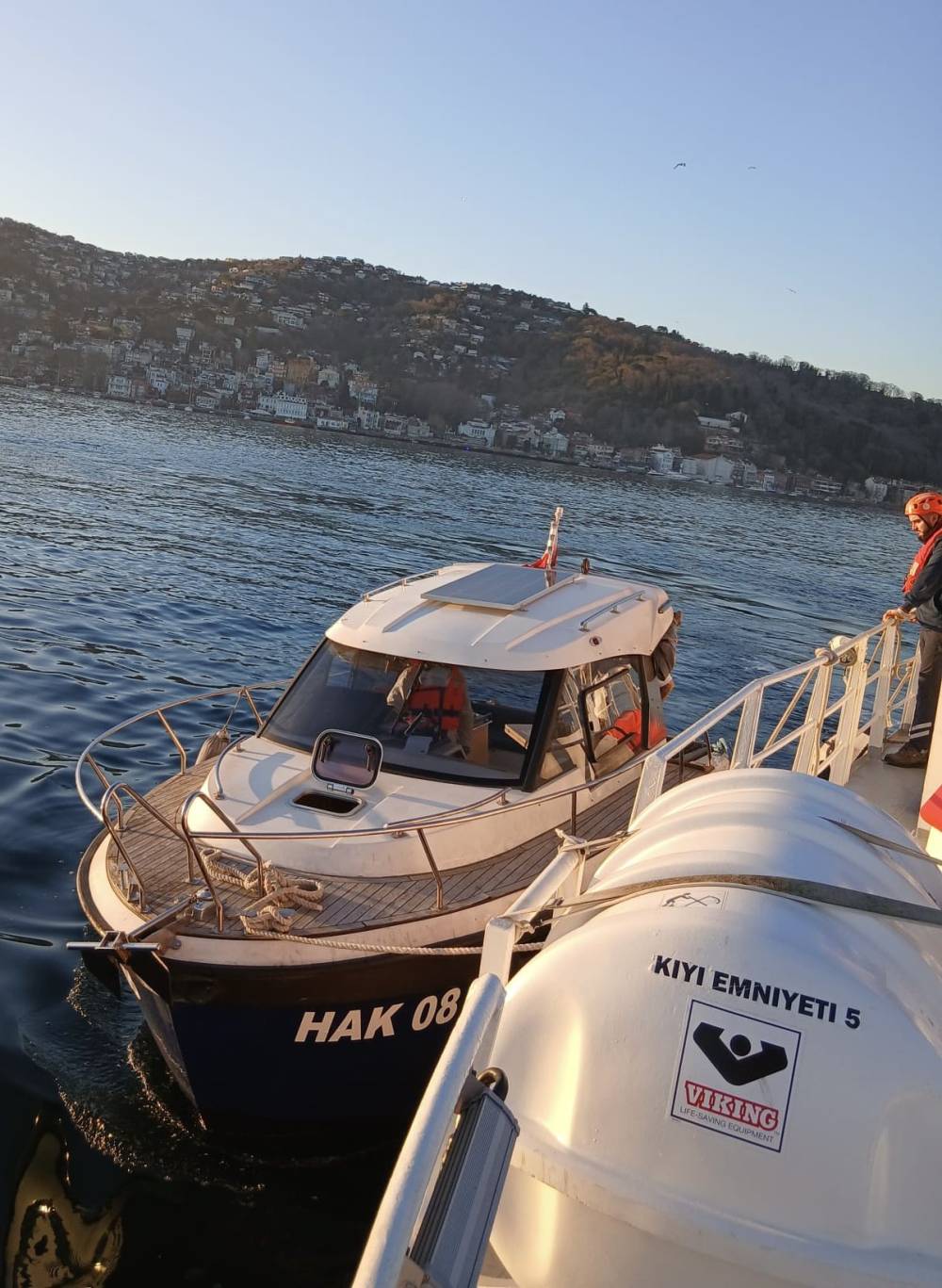 S&uuml;r&uuml;klenen ve i&ccedil;inde 2 kişi bulunan tekne kurtarıldı