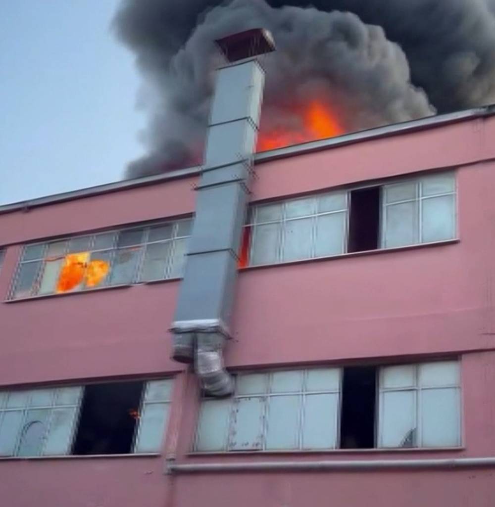 Başakşehir'de geri d&ouml;n&uuml;ş&uuml;m tesisinde &ccedil;ıkan yangın s&ouml;nd&uuml;r&uuml;ld&uuml; 