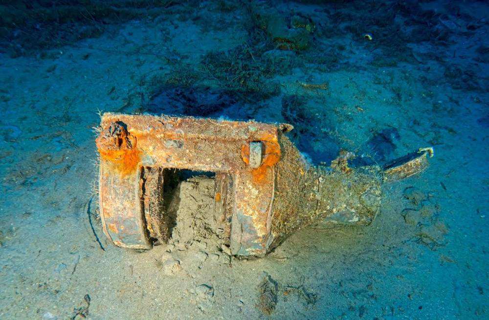 &Ccedil;anakkale'de batırılan HMS Triumph zırhlısının enkazından, 110 yıl sonra denizci feneri &ccedil;ıkarıldı