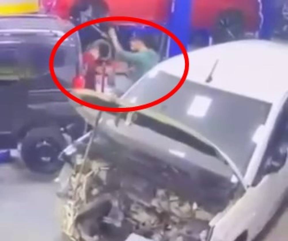 Telefonuna baktığını iddia ettiği &ccedil;ırağını darbetti; o anlar kamerada 