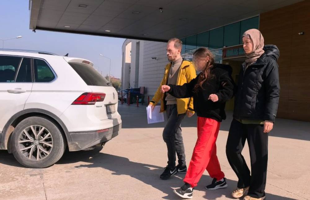 'Sevgili' kavgasında birbirini bı&ccedil;aklayan kızlardan biri adliyede