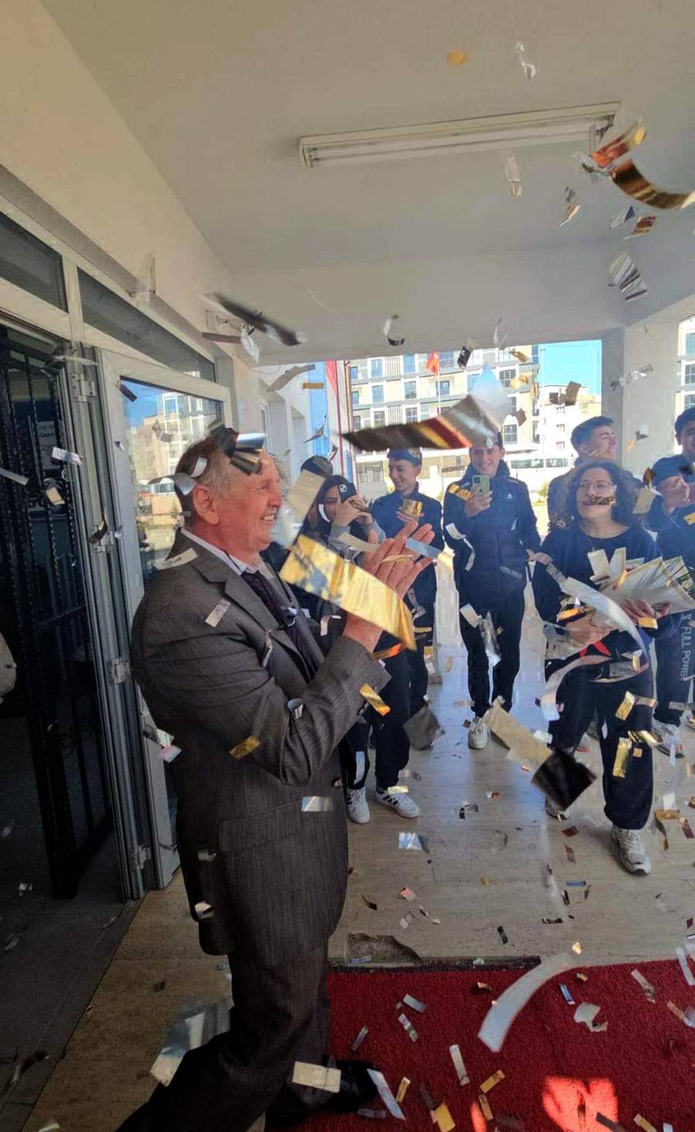  Emekliye ayrılan 40 yıllık &ouml;ğretmen alkışlarla uğurlandı