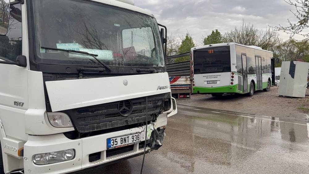 Halk otob&uuml;s&uuml; ile nakliye kamyonu &ccedil;arpıştı; 2 yaralı 