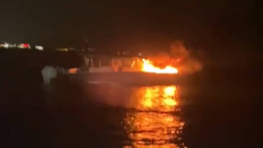 Kadık&ouml;y'de yangın &ccedil;ıkan tekneden tahliye anlarının g&ouml;r&uuml;nt&uuml;leri ortaya &ccedil;ıktı 