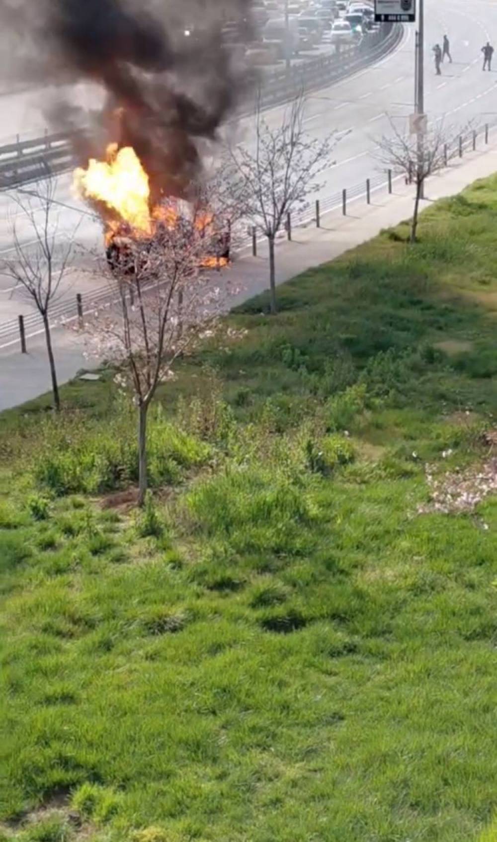 Zeytinburnu'nda otomobil alev alev yandı; &ouml;zel harekat polisleri yolu kapattı