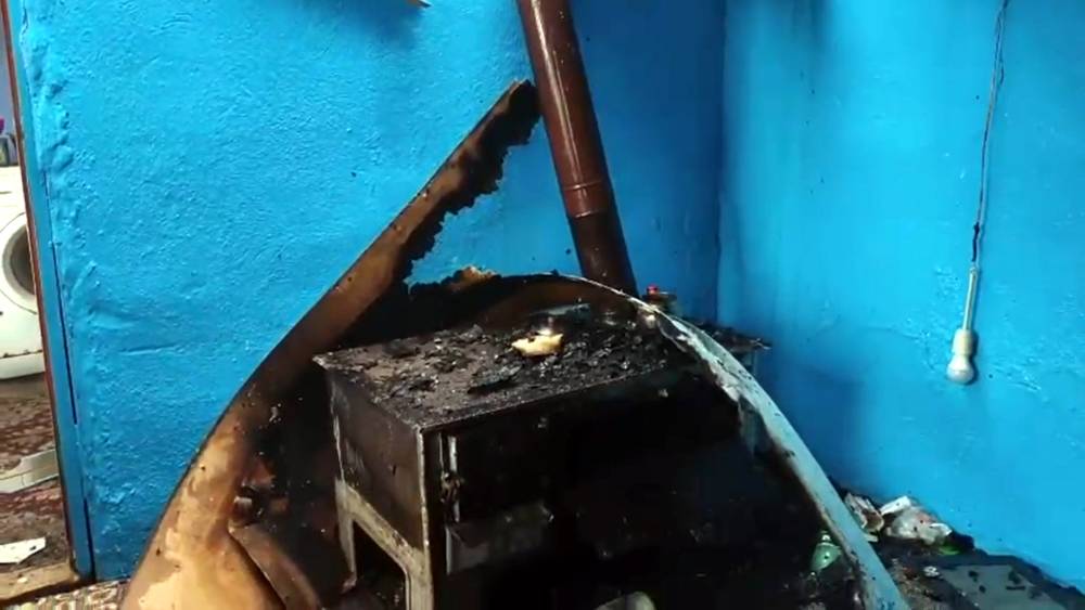 Yalnız yaşadığı evinde yangın &ccedil;ıkan kadını komşuları kurtardı