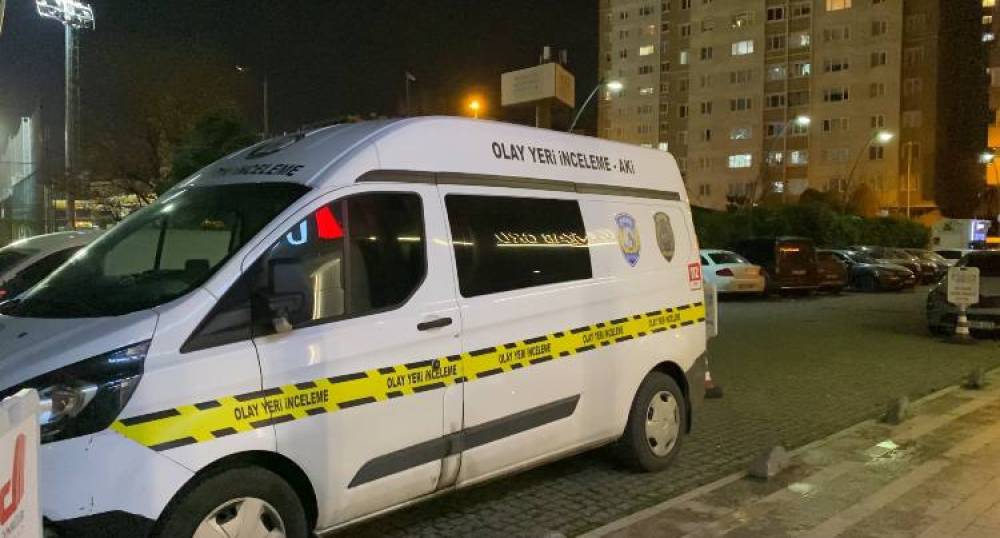 Zeytinburnu'nda kızını silahla &ouml;ld&uuml;r&uuml;p, eski eşini ağır yaralayan ş&uuml;pheli ka&ccedil;tı