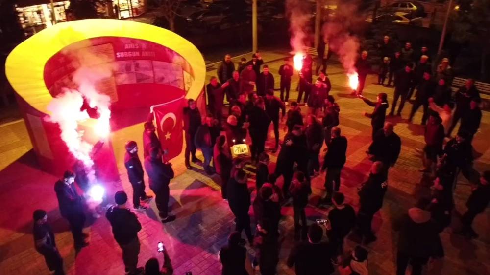 Bursa'da kavga ihbarına giden polislere s&uuml;rpriz kutlama