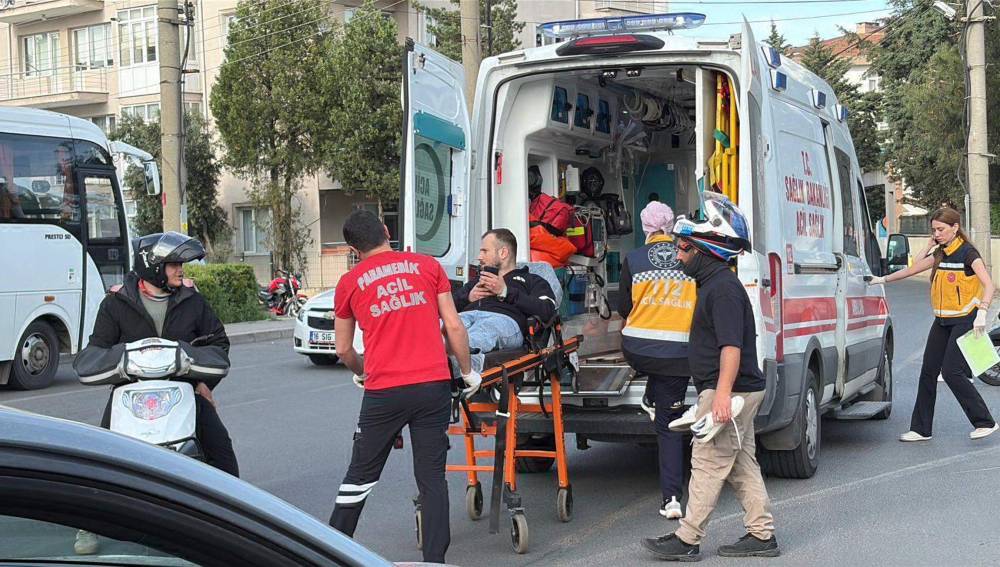 Otomobil ile &ccedil;arpışan motosikletin s&uuml;r&uuml;c&uuml;s&uuml; yaralandı