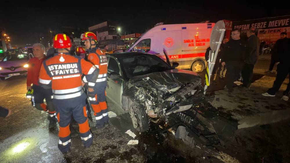 Avcılar'da seyir halindeki iki otomobil kafa kafaya &ccedil;arpıştı: 4 yaralı