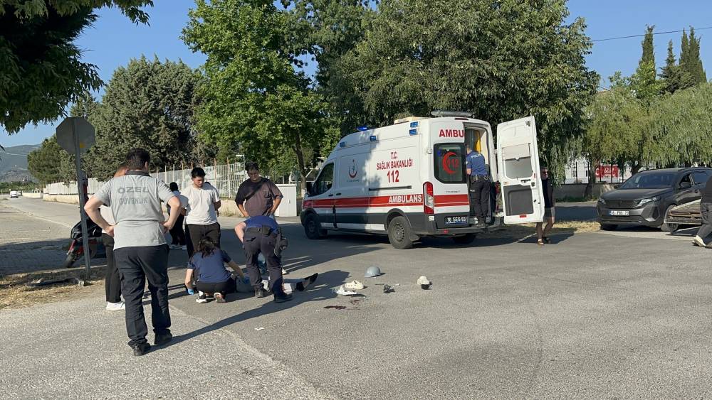 Bursa&rsquo;da motosiklet ile otomobil &ccedil;arpıştı: 2 yaralı