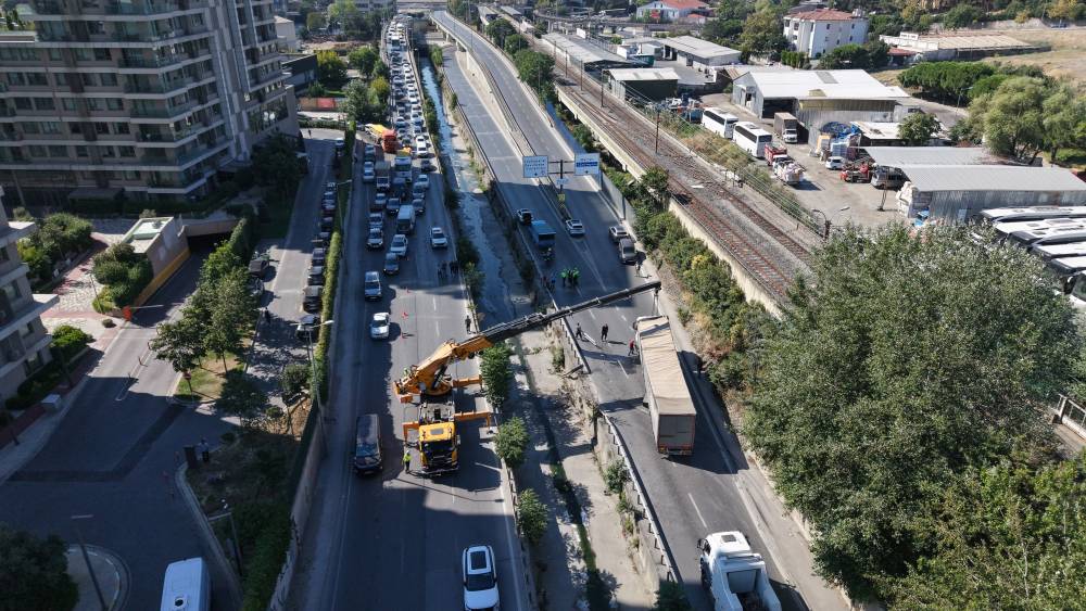 Esenler'de dereye d&uuml;şen TIR 5 saat sonra kurtarıldı / Geniş haber- Havadan akt&uuml;el g&ouml;r&uuml;nt&uuml;ler