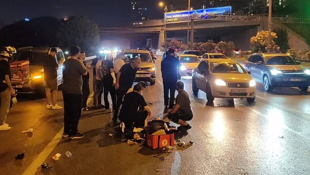 Bağcılar'da kontrolden &ccedil;ıkan motosiklet devrildi: 2 yaralı