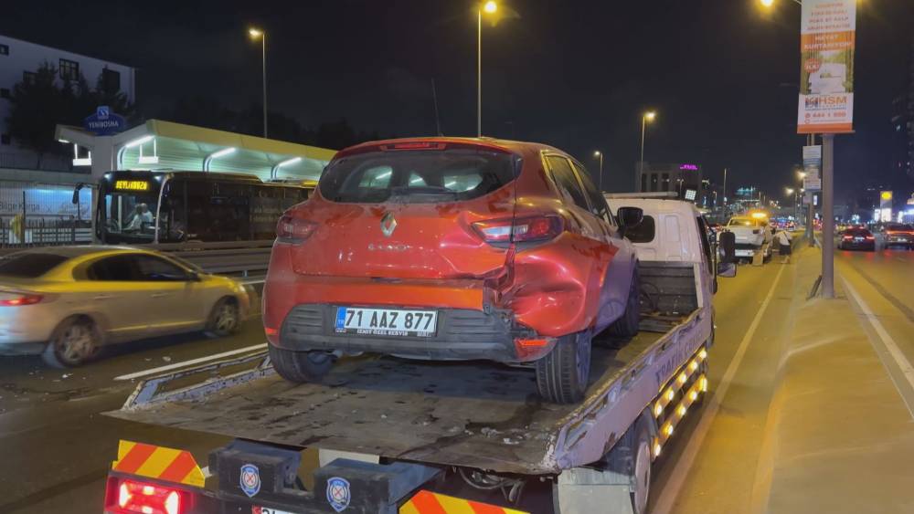 Bah&ccedil;elievler'de 3 aracın karıştığı zincirleme kaza: 3 yaralı