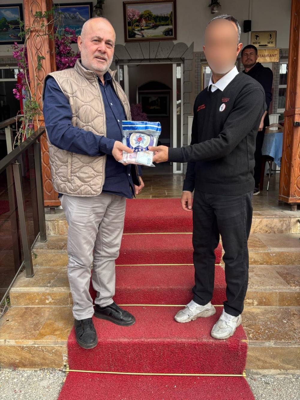 Bulduğu parayı sahibine teslim eden h&uuml;k&uuml;ml&uuml; garsona, takdir belgesi verildi