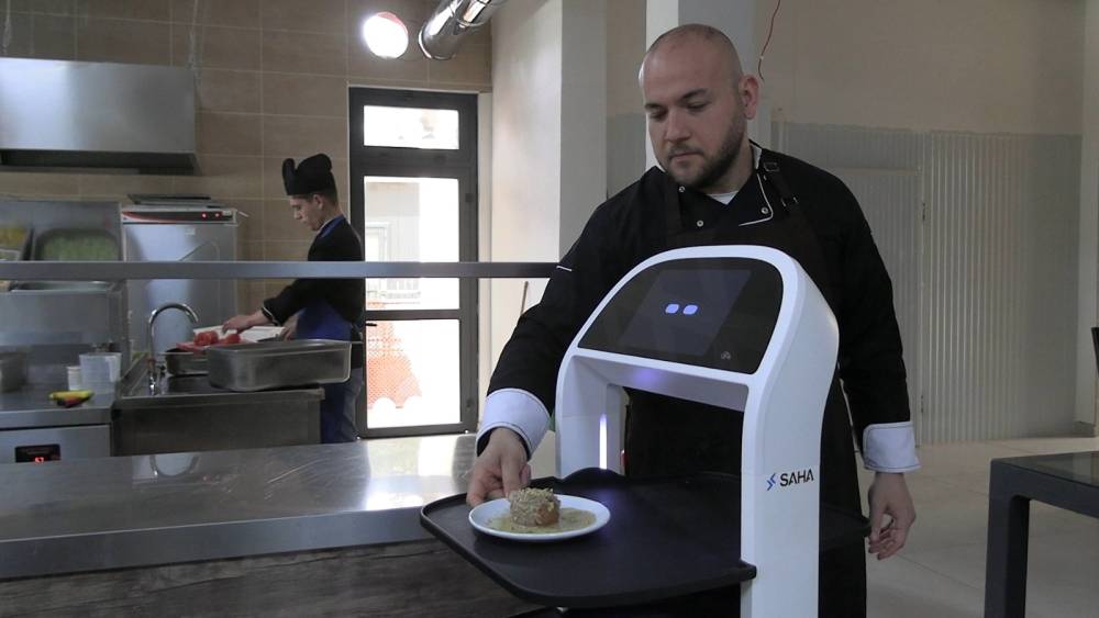 Edirne&rsquo;de &uuml;niversitenin sosyal tesislerinde robot garson d&ouml;nemi