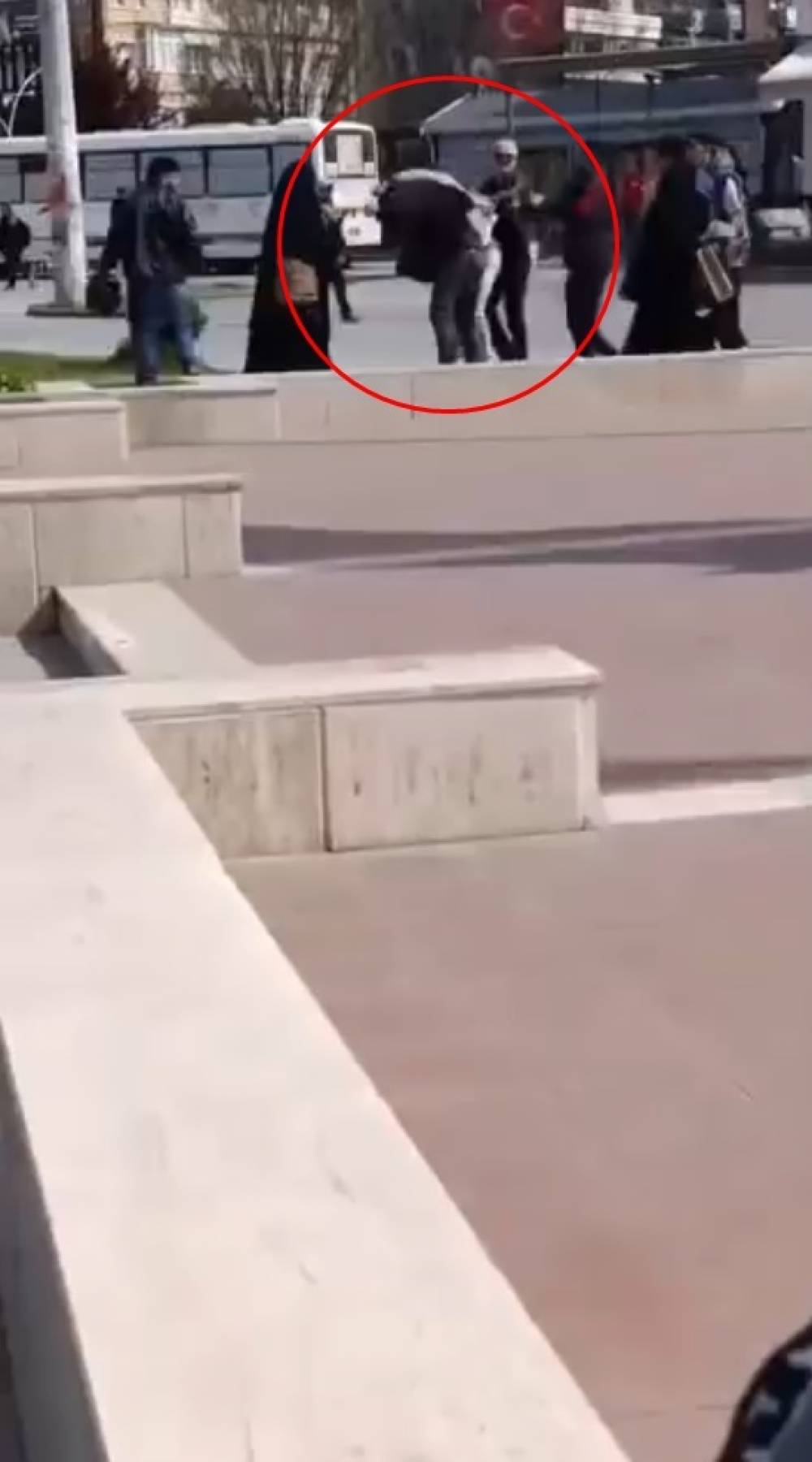 'Yolda y&uuml;r&uuml;yen kadının fotoğrafını &ccedil;ekti' iddiası; &ccedil;evredekiler tarafından darbedildi