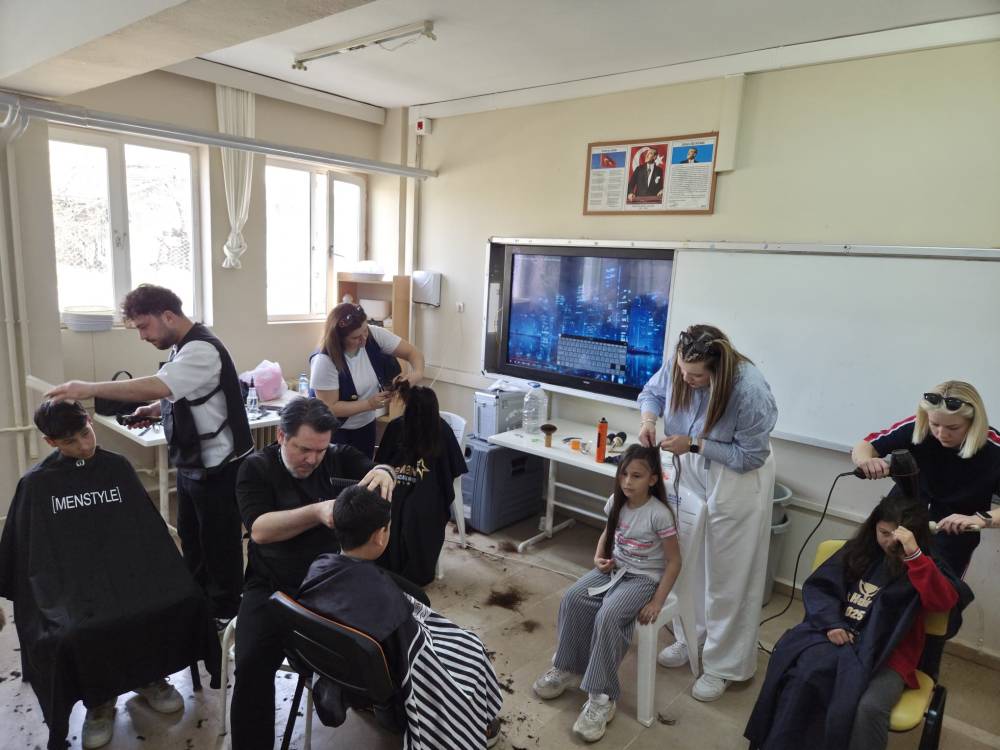 G&uuml;zellik merkezi &ccedil;alışanlarından ortaokul &ouml;ğrencilerine &uuml;cretsiz sa&ccedil; bakım hizmeti