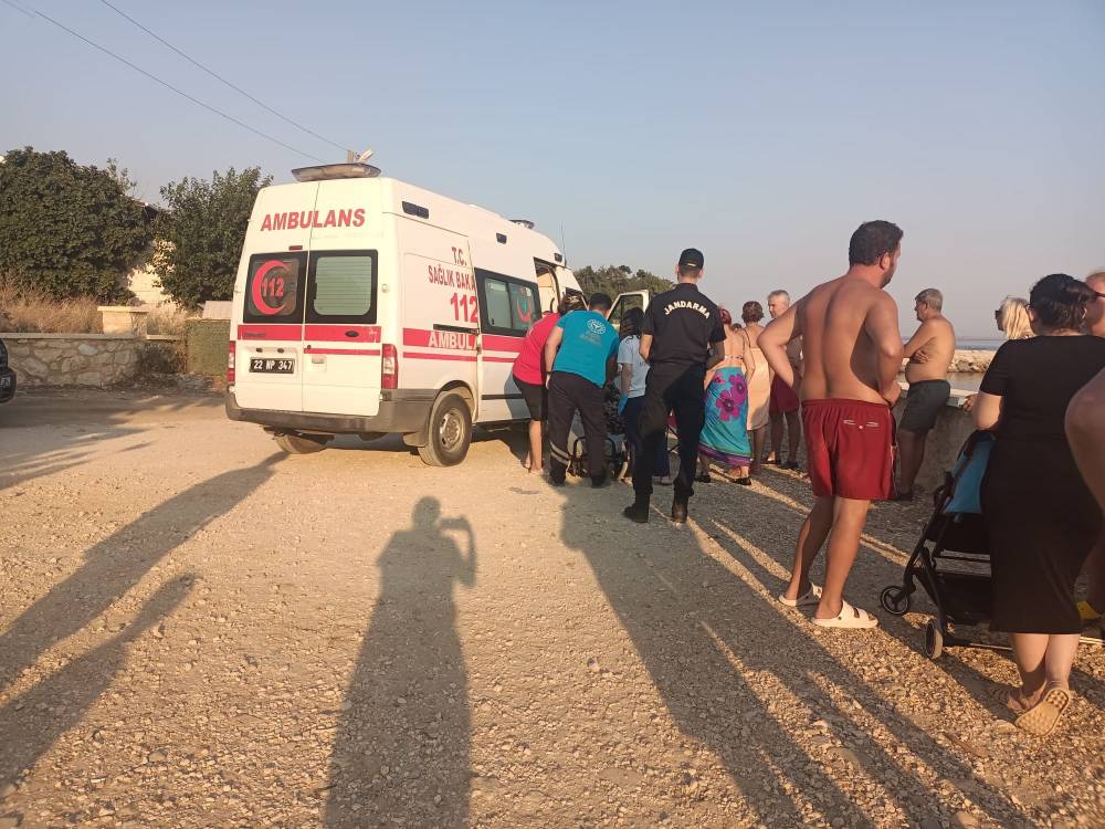 Boğulma tehlikesi ge&ccedil;iren 2 kız kardeşe ilk m&uuml;dahaleyi sahildeki doktor ve emekli hemşire yaptı