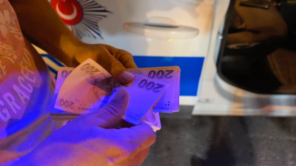 Bursa'da aracın &uuml;zerinde bulduğu &ccedil;antadaki 30 bin TL'yi polise teslim etti