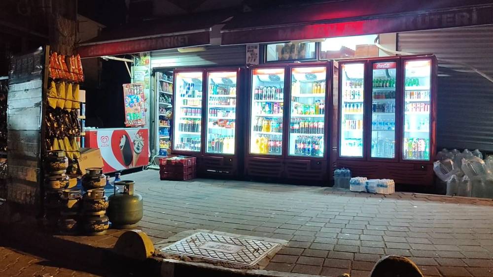 Fatih'te midyeciyle tartışan ş&uuml;pheli, kavgayı ayırmaya &ccedil;alışan kız kardeşini bı&ccedil;akladı / Tekrar