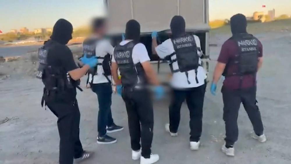 Zeytinburnu'nda uyuşturucu operasyonu; 83 kilogram skunk ele ge&ccedil;irildi