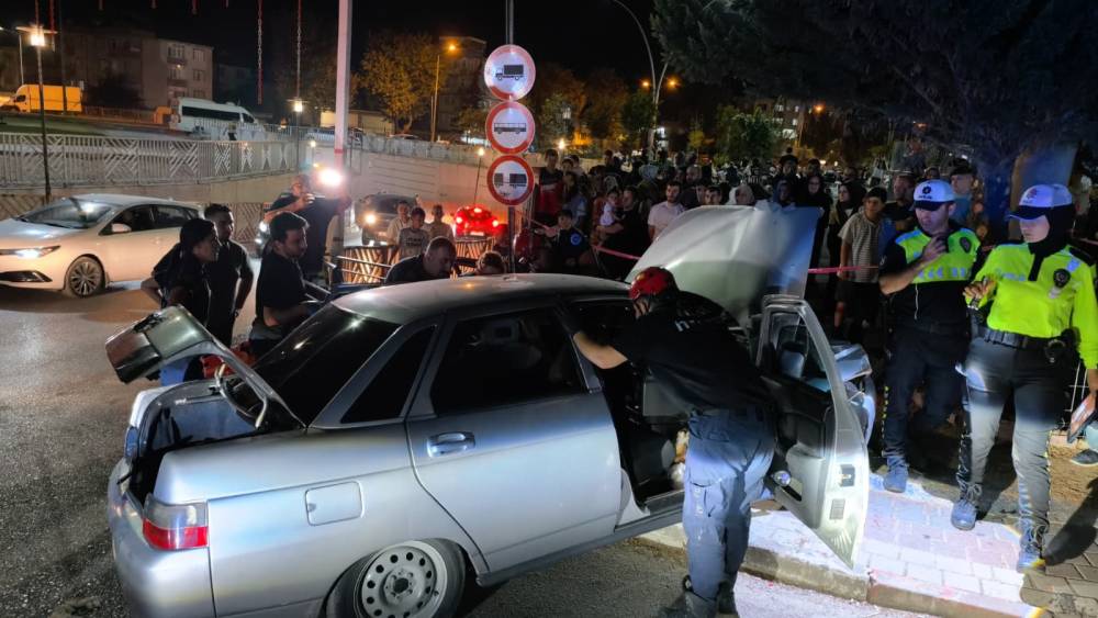 Bursa'da kontrolden &ccedil;ıkan otomobil beton direğe &ccedil;arptı: 1 yaralı 