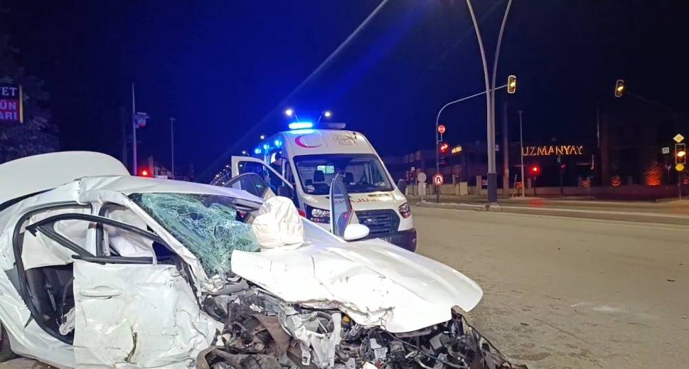 Bursa'da otomobil ile cip &ccedil;arpıştı: 2 &ouml;l&uuml;, 2 yaralı