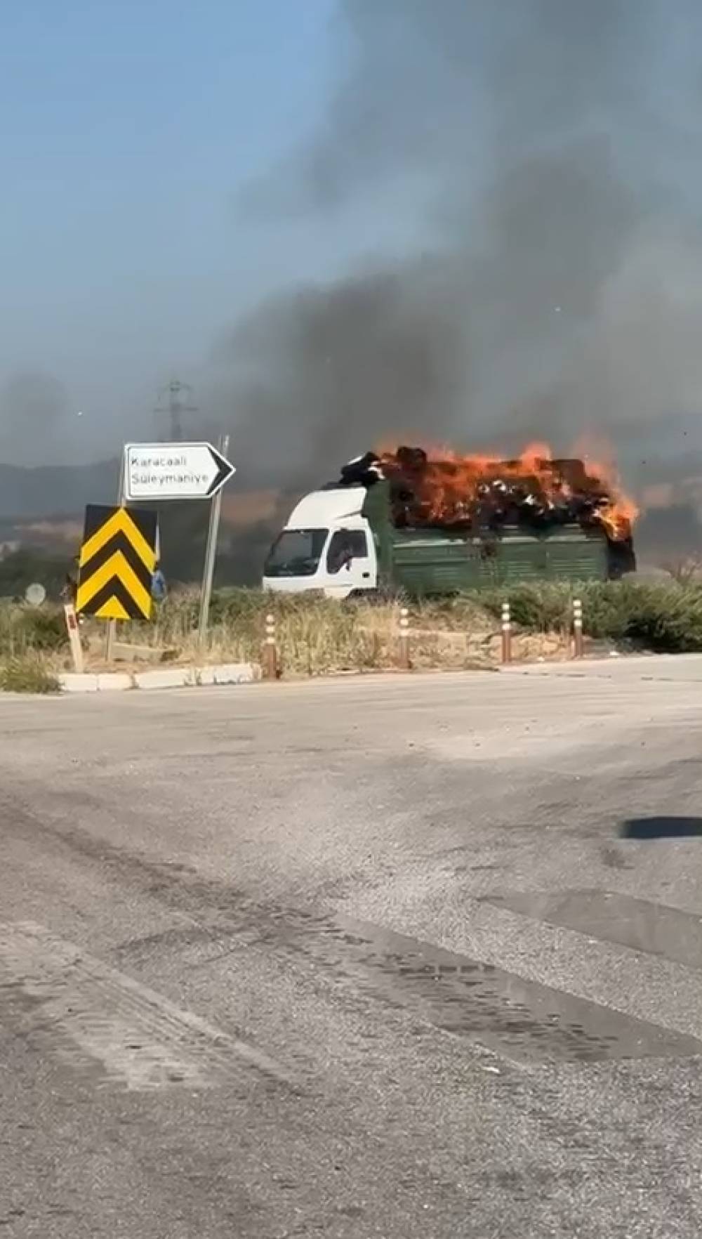 Seyir halindeki kamyondaki saman balyaları yandı; o anlar kamerada