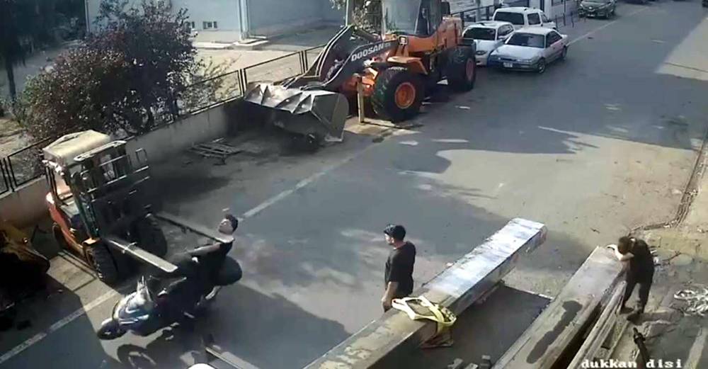 Forklifte &ccedil;arpan motosikletin s&uuml;r&uuml;c&uuml;s&uuml; yaralandı; kaza kamerada