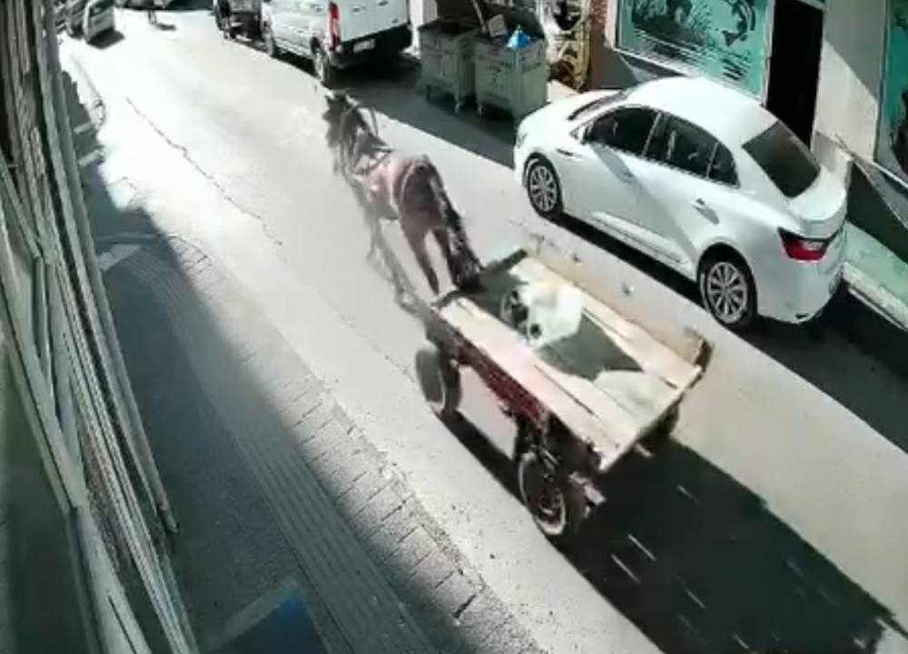 S&uuml;r&uuml;c&uuml;s&uuml;z at arabası, otomobile &ccedil;arptı; o anlar kamerada 