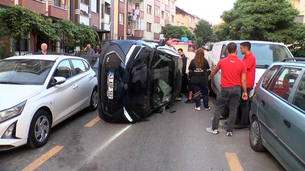 &Uuml;mraniye&rsquo;de park halindeki ara&ccedil;lara &ccedil;arparak devrilen otomobilin s&uuml;r&uuml;c&uuml;s&uuml; yaralandı