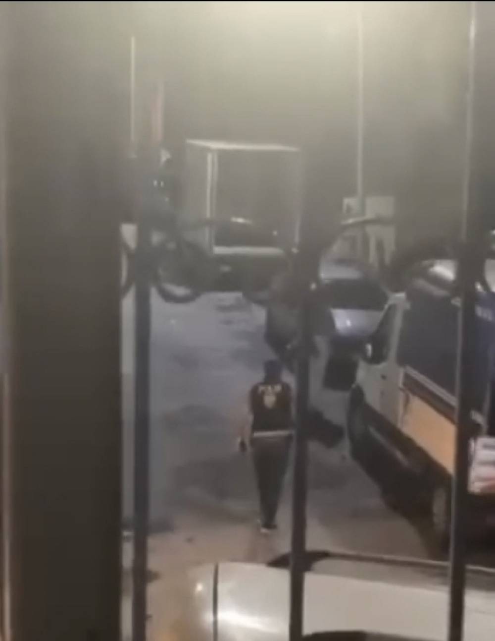 Esenler'de hakkında kayıp ihbarı olan kız, polisi g&ouml;r&uuml;nce boğazına bı&ccedil;ak dayadı