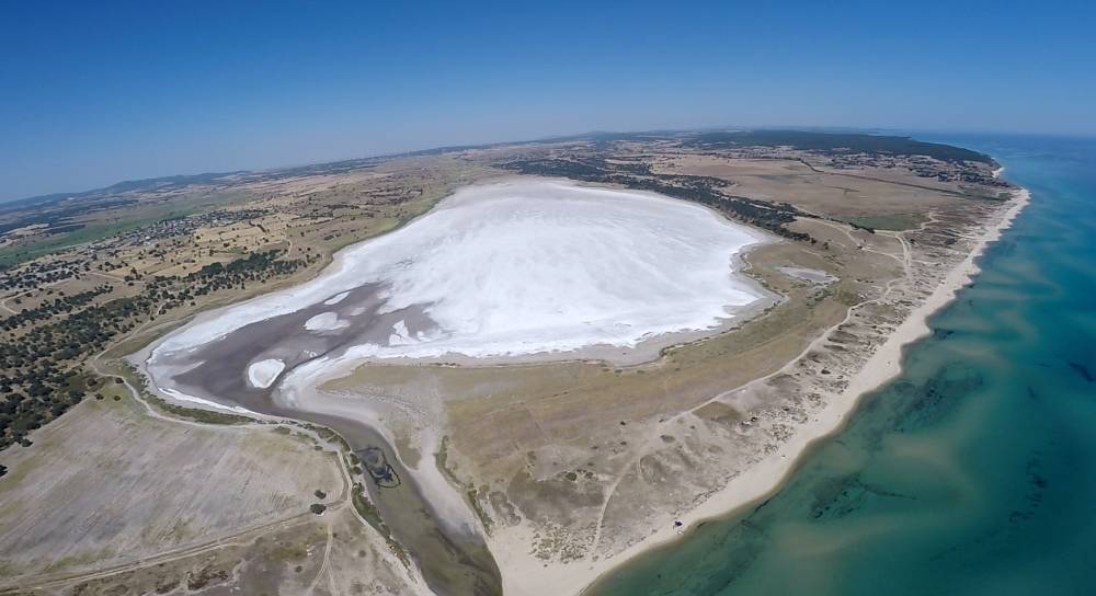 Edirne&rsquo;de g&ouml;l&uuml;n suyu buharlaştı, tuz tabakası ortaya &ccedil;ıktı