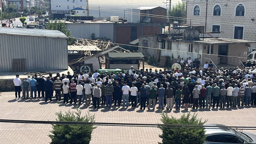 Denizde &ouml;l&uuml; bulunan 3 kardeş toprağa verildi