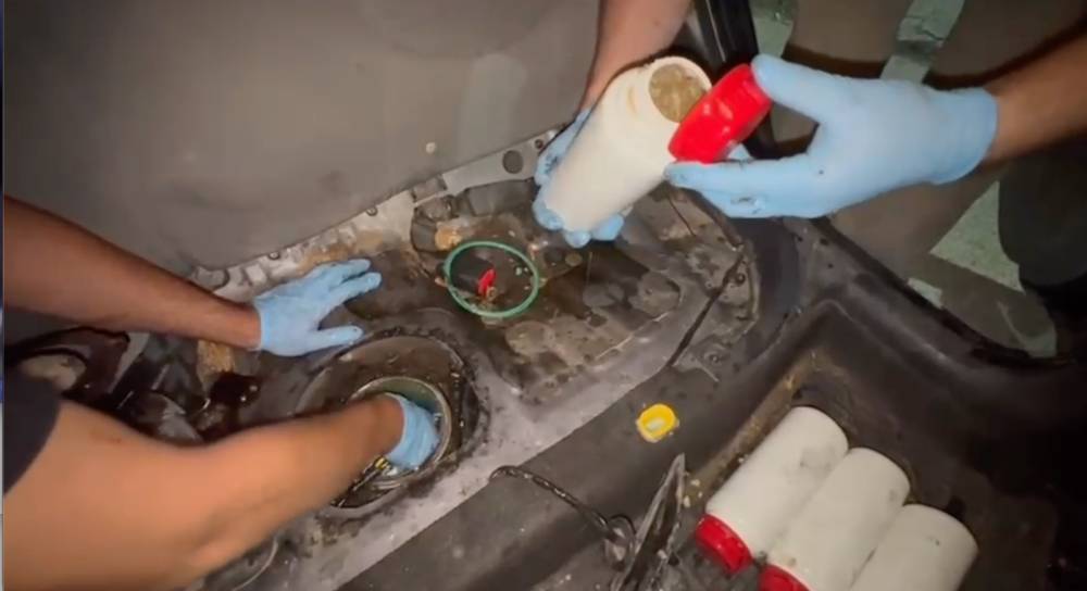Otomobilin yakıt deposunda 6,5 kilo esrar ele ge&ccedil;irildi: 2 g&ouml;zaltı
