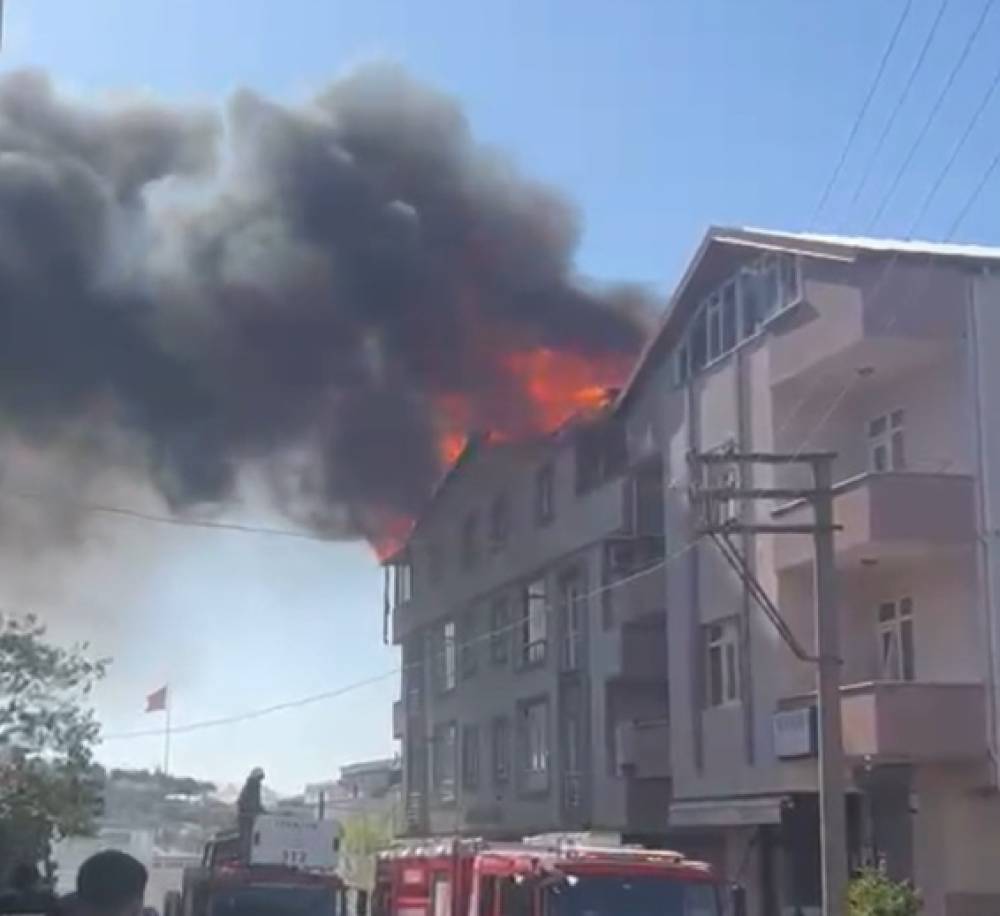 4 katlı binanın &ccedil;atısı alev alev yandı
