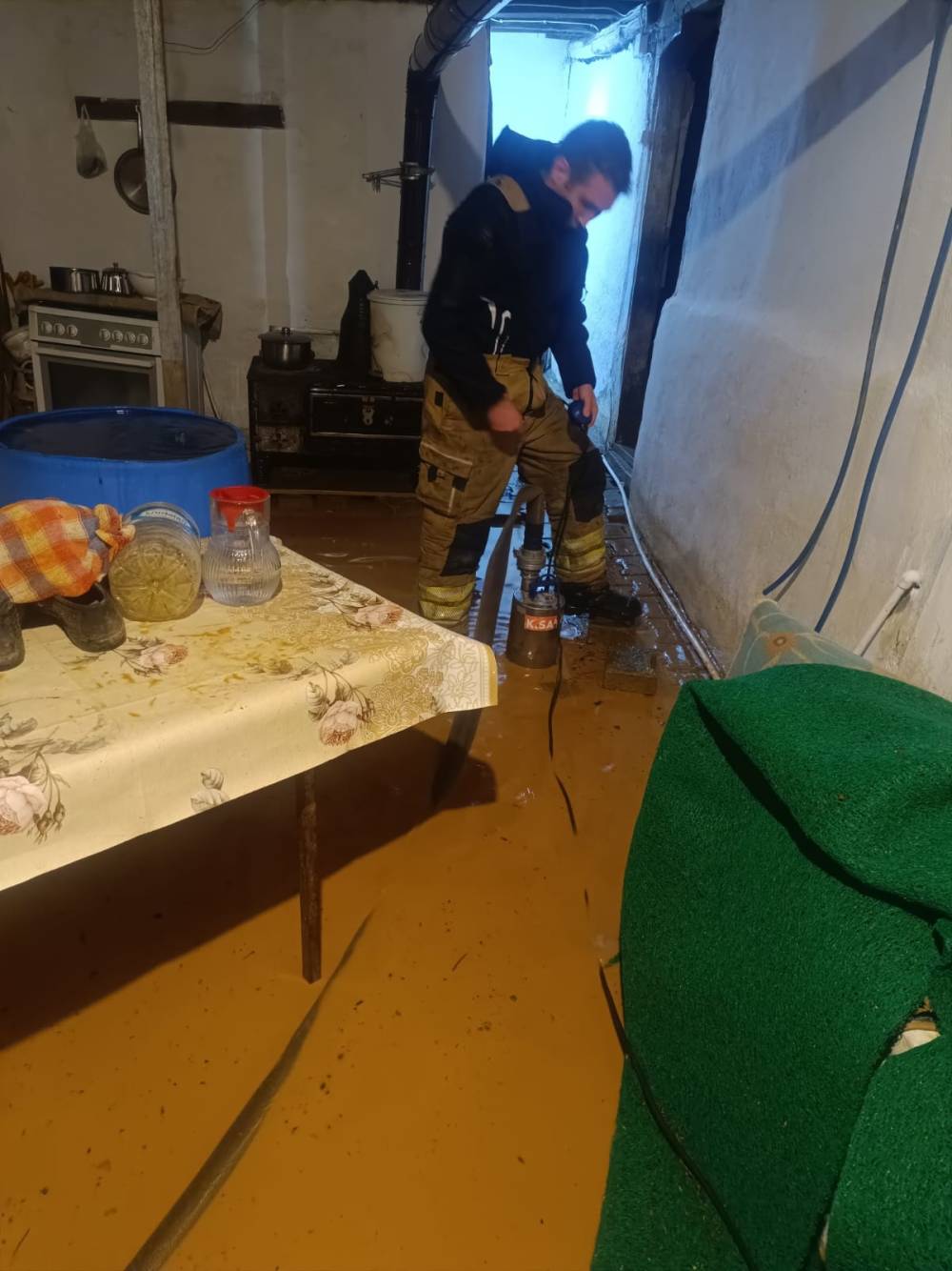 Bursa'da sağanak hayatı olumsuz etkiledi; bazı evleri su bastı