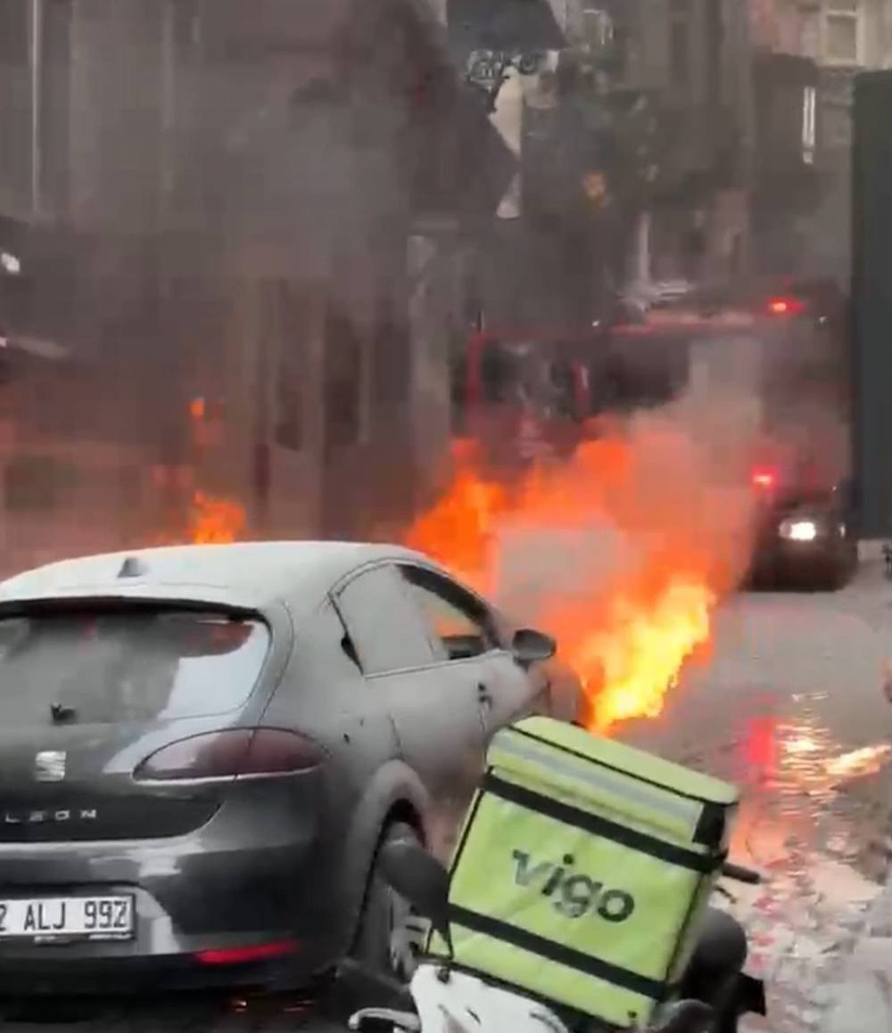 Beyoğlu&rsquo;nda seyir halindeki otomobil alev alev yandı
