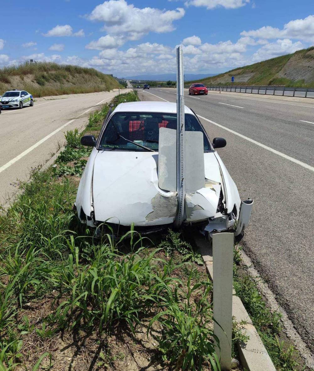  Y&ouml;n tabelasına &ccedil;arpan otomobilde s&uuml;r&uuml;c&uuml; ile eşi yaralandı