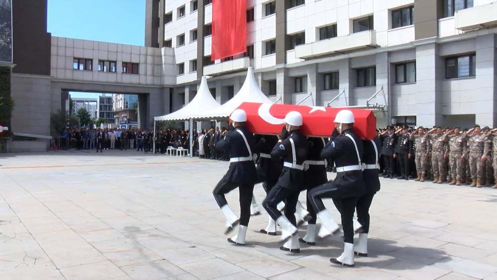 Şehit polis memuru Aydın &Uuml;yenarık i&ccedil;in İstanbul Emniyet M&uuml;d&uuml;rl&uuml;ğ&uuml;'nde t&ouml;ren 